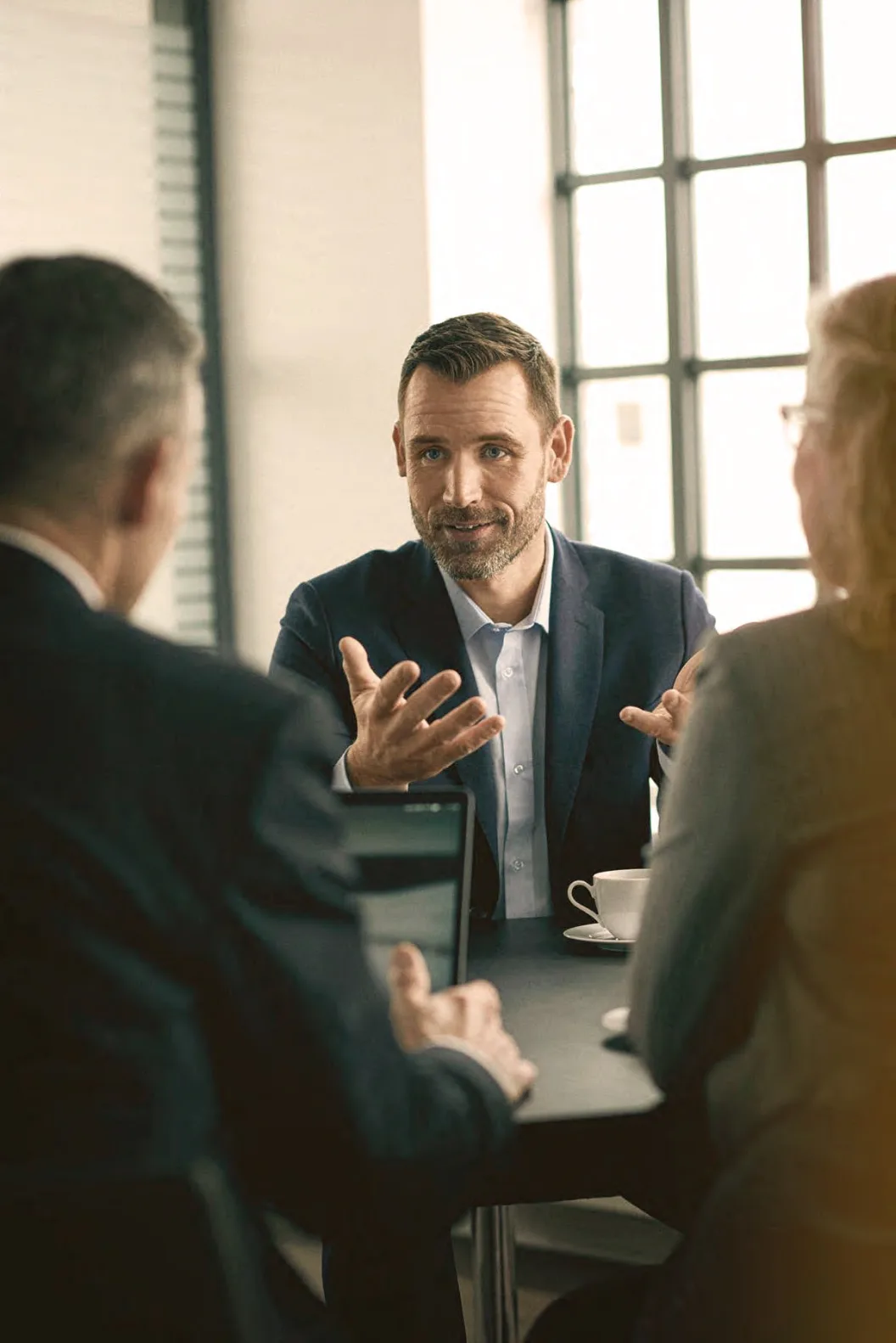 Asesor inmobiliario reunido con clientes durante el proceso de compra